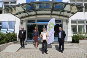 Wolfgang Schareck, Bettina Martin, Ulrich Bathmann und Matthias Kleiner präsentieren vor dem IOW die unterzeichnete Kooperationsvereinbarung.